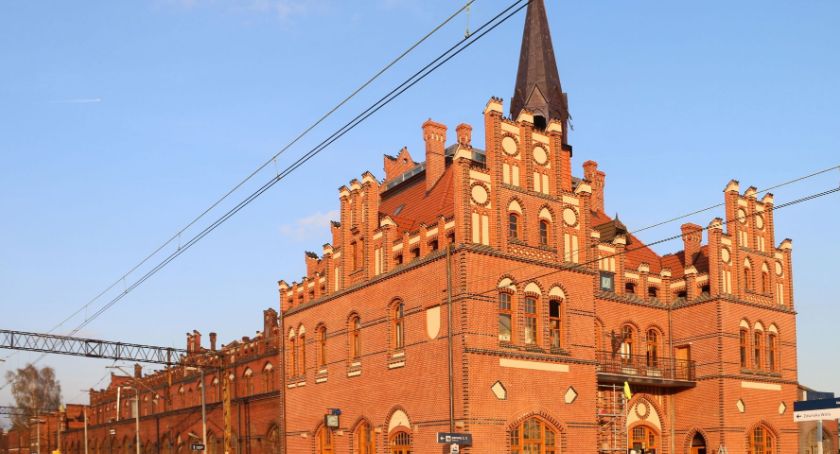 Dworzec w Nowych Skalmierzycach: elewacja frontowa gotowa