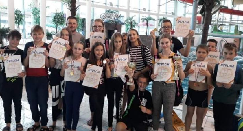 Uczą się i pływają. Sukcesy pływaków z klasy sportowej w SP Nr 8 w Kaliszu