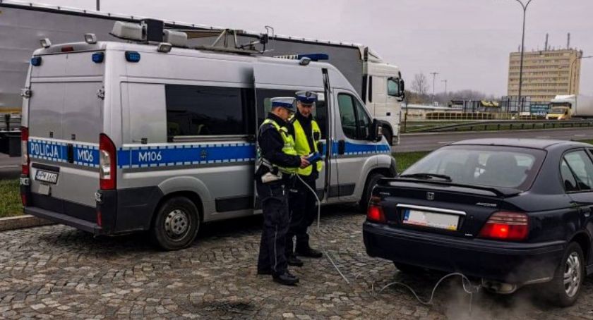  Czy policja stoczyła skuteczną walkę ze smogiem swoich radiowozów?
