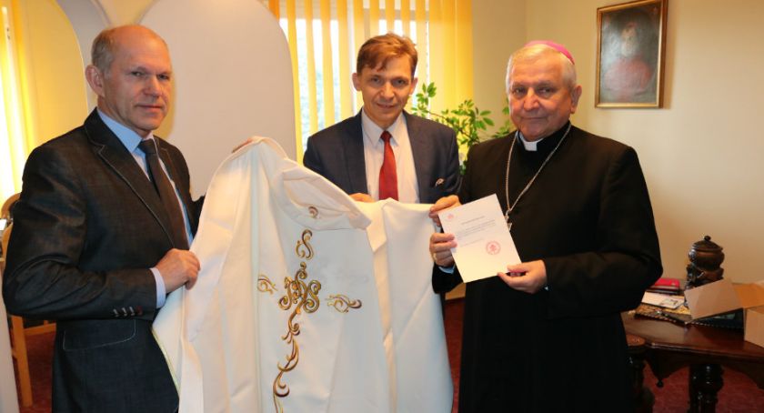 Ornat papieża Franciszka w opatóweckim muzeum