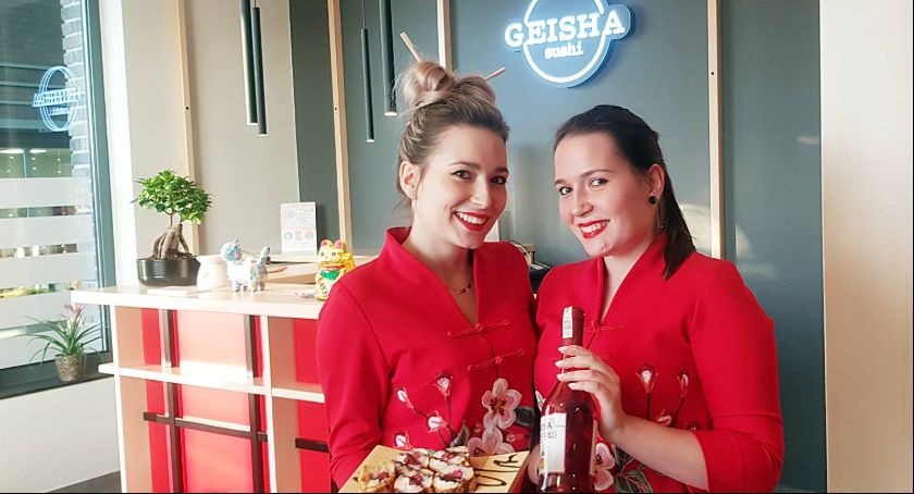 Nowo otwarty Geisha sushi bar... z bliźniaczkami