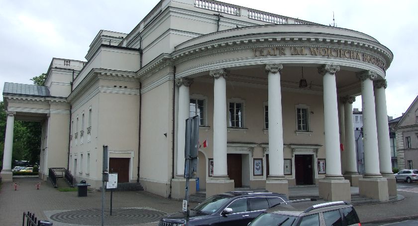 Wolne miejsce przy wigilijnym stole. „Cicha noc” w kaliskim teatrze