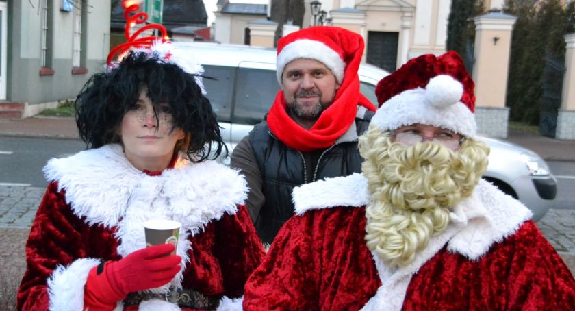 Choinkę na rynku w Koźminku ozdobili mieszkańcy