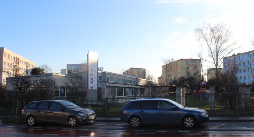 Zakaz parkowania wzdłuż ulicy!