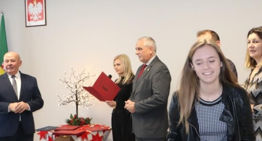 Stypendia podarunkiem pod choinkę  - stypendia wójta gminy Blizanów rozdane