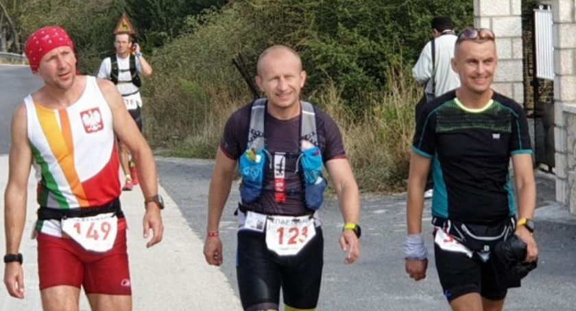 Przebiegł trasę  z Aten do Sparty (246 km) i 100 maratonów
