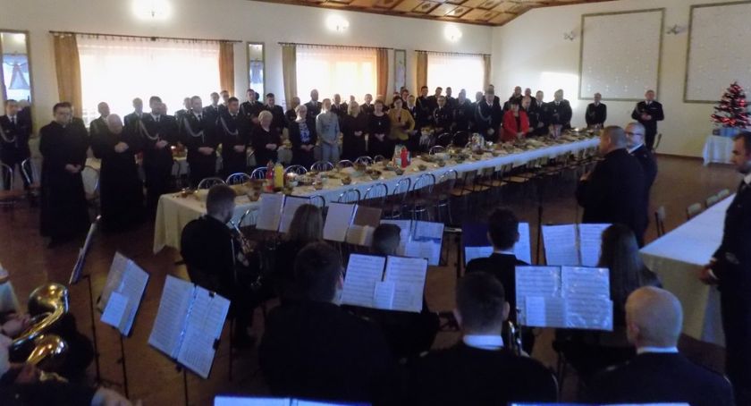 Strażacy łamali się opłatkiem w Chełmcach