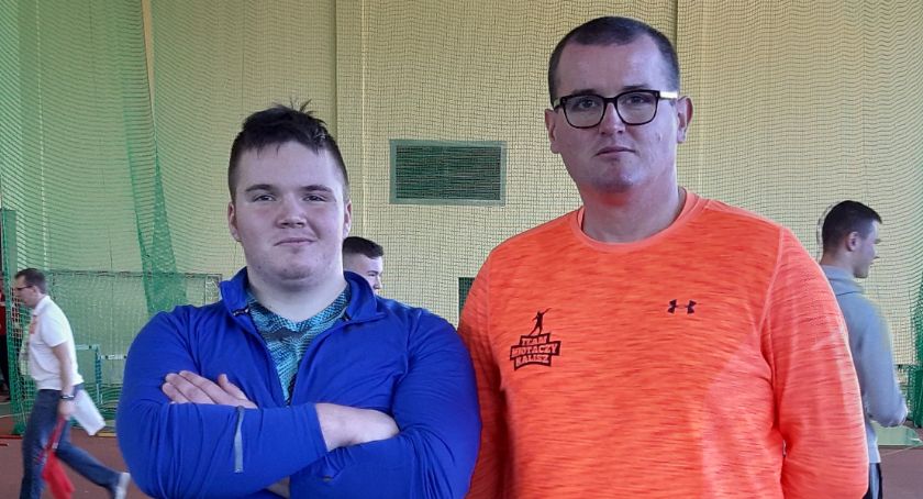 Piotr Goździewicz zadebiutował w kuli seniorskiej pchając 16,04 metra