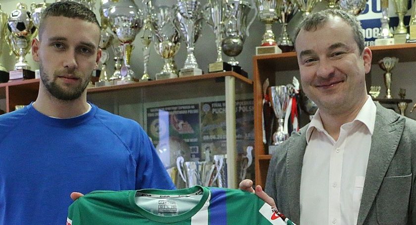 „Żebro” zostaje w KKS Kalisz. Mateusz Majewski nowym napastnikiem niebiesko-biało-zielonych