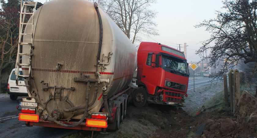 Cysterna w rowie w centrum Pawłówka