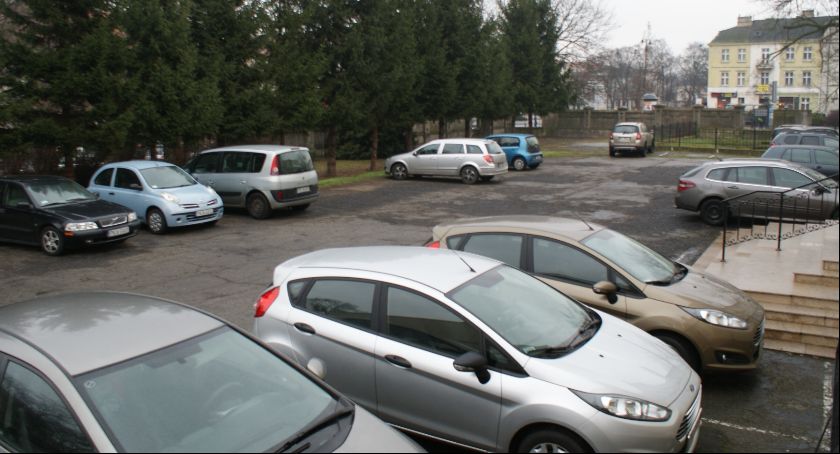 Nauczyciele z „Asnyka” nie będą mieli parkingu. Mogą jeździć KLA