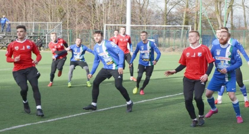 KKS ograł MKS. Trzecie zwycięstwo niebiesko-biało-zielonych