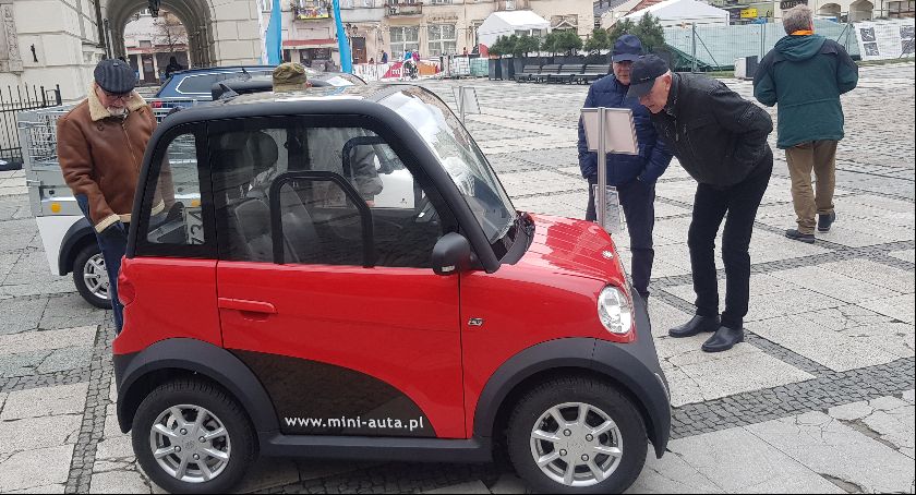 Elektryczne samochody pod ratuszem