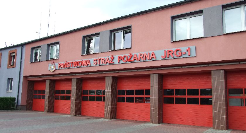 Skutki wichury - połamane konary, uszkodzone banery
