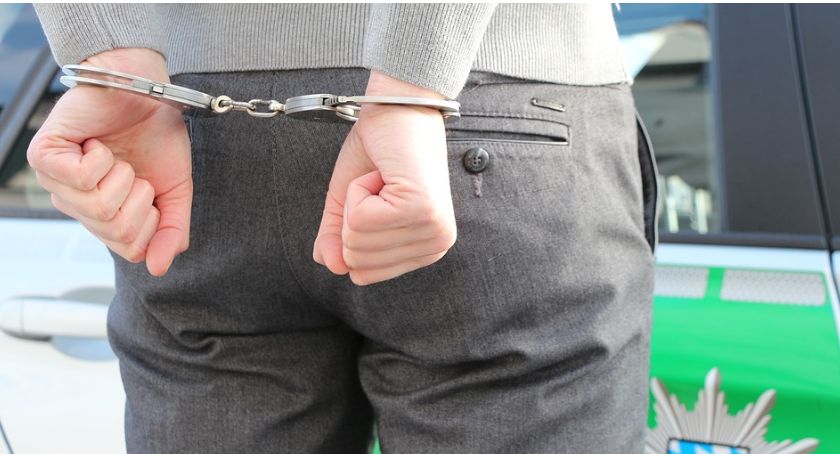 Stanie przed sądem za kradzież damskich torebek i telefonów