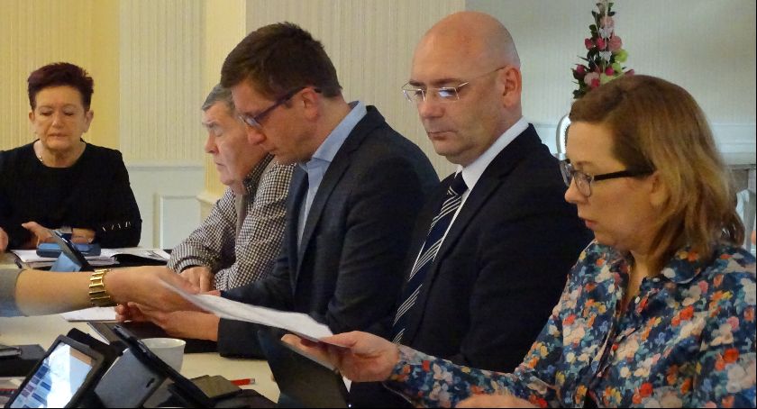 Śmieci: od metrażu i od głowy, czy  ilości zużytej wody. Ile zapłacimy za odbiór śmieci? 
