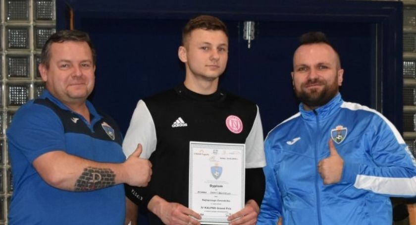 Zacięte mecze w rozgrywkach futsalowych
