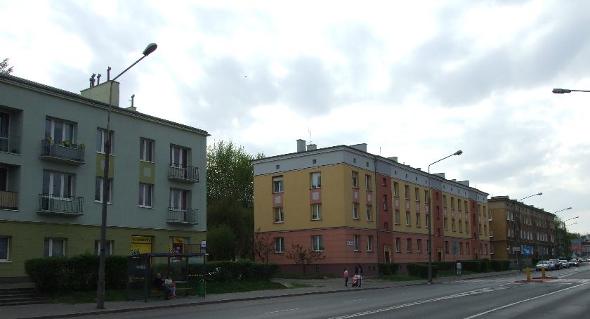 Niszczeją drogi między blokami przy Nowym Świecie