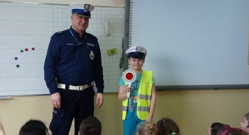Mundurowi spotkali się z uczniami Szkoły Podstawowej w Korzeniewie 