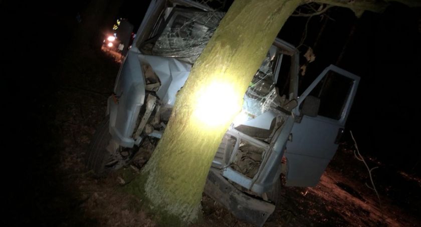 Uciekał przed policją i uderzył w drzewo