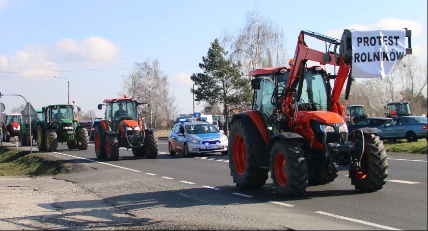 Protest rolników przeciw trzeciemu wariantowi przebiegu obwodnicy Kalisza. Ciągniki blokowały DK 25 