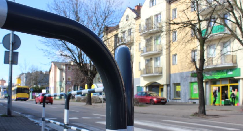 Barierki po nowemu czyli szacunek dla  narodowych barw