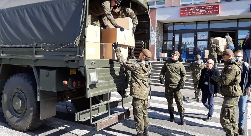 Terytorialsi dostarczają środki medyczne do szpitali