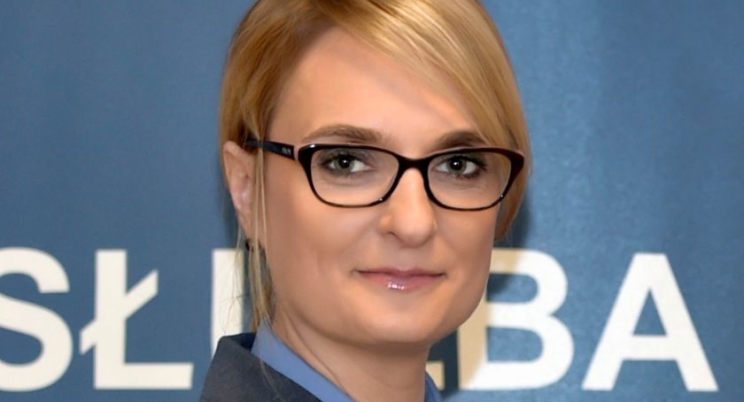 Więźniowie szyją maseczki i kombinezony i kombinezony ochronne