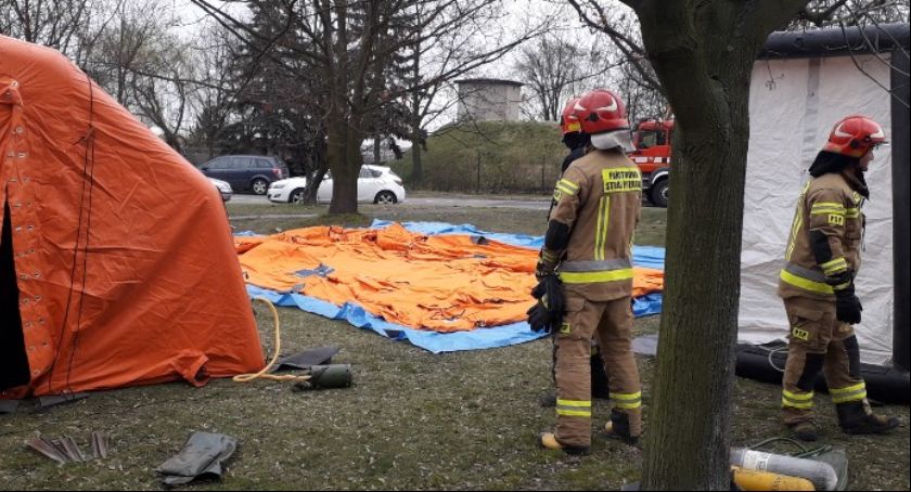 Szpital w Kaliszu - namioty i kabina do dekontaminacji pojawiły się przed SOR-em 