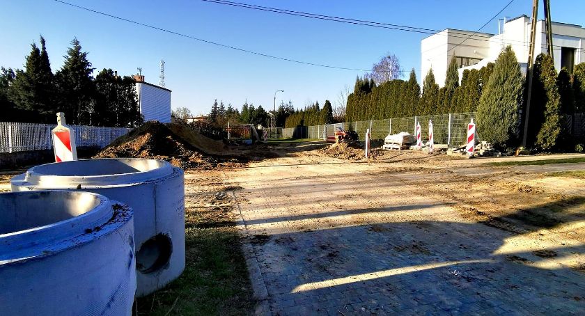 Ulica Kwiatów Polskich. Nie przerywają robót pomimo koronawirusa.
