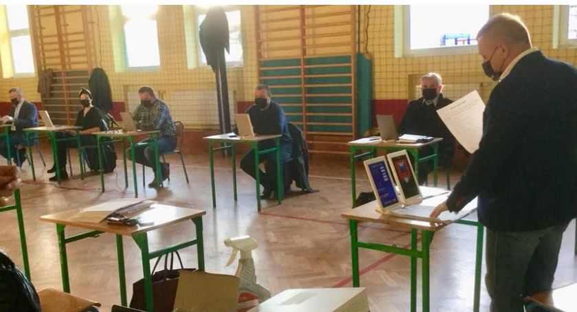 Zamaskowani radni podejmowali ważne decyzje