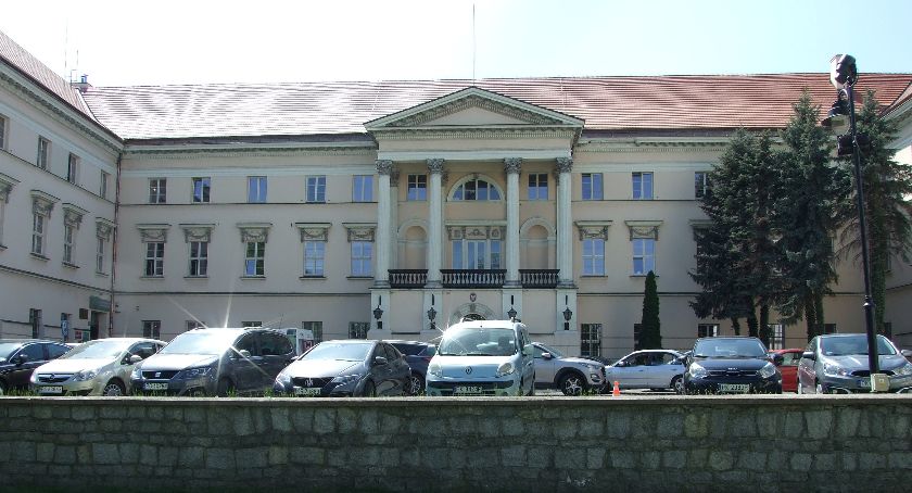 Powiat pomaga szpitalom, pomocny jest też alkohol