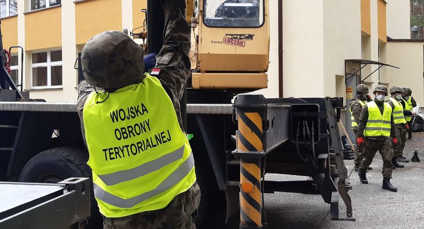 Wojsko dozbraja Szpital na Wolicy