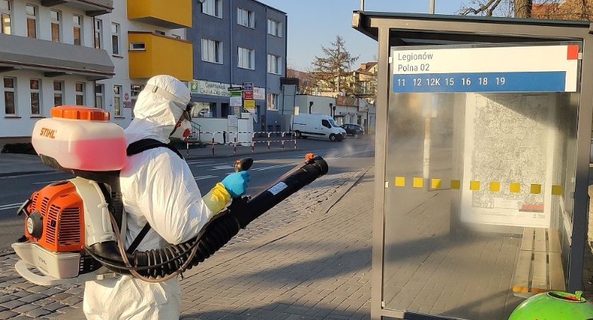 W Kaliszu rozpoczęła się dezynfekcja przystanków autobusowych