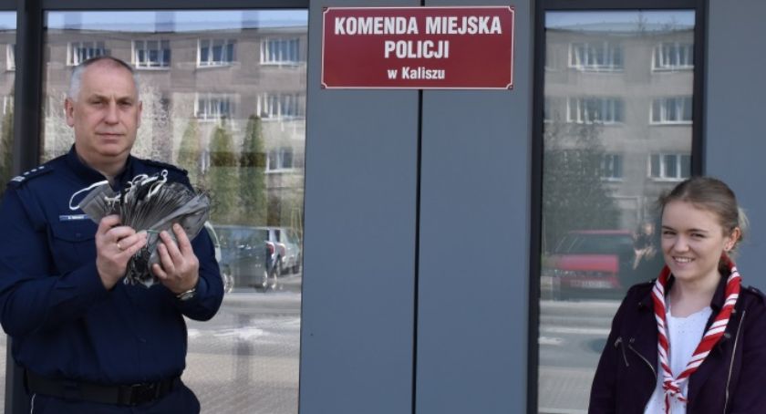 Maseczki dla policji od harcerzy
