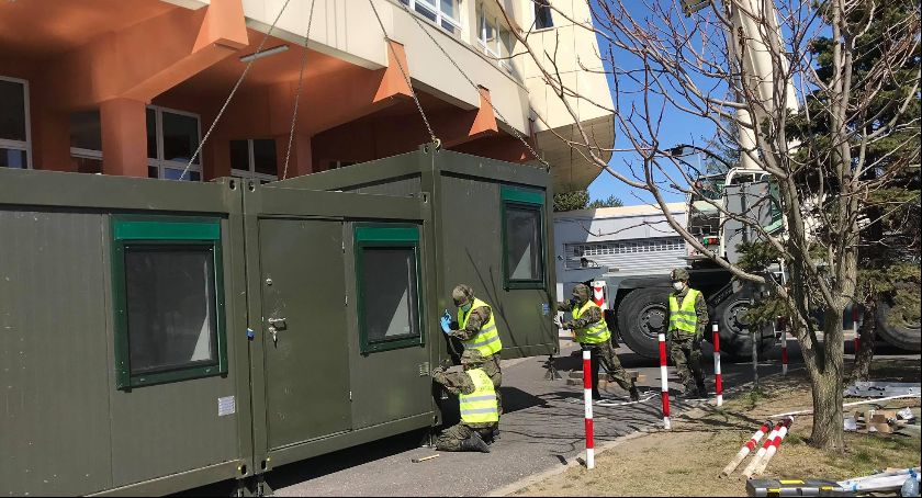 Szpital w Kaliszu. Żołnierze WOT zbudowali kontenerową izbę przyjęć