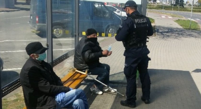 Kaliscy policjanci rozdawali maseczki bezdomnym