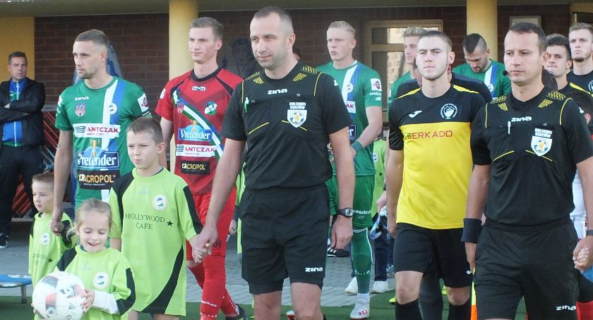 Ekstraklasa wraca na boiska, III liga ciągle w niepewności