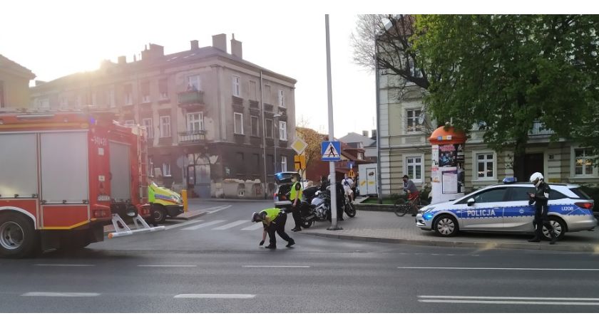 Motocykl na jezdni, kierowca w szpitalu