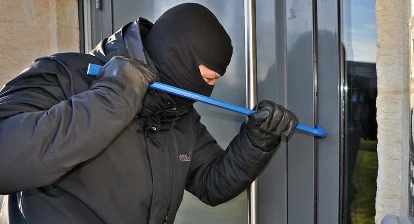 Zatrzymali 28-latka podejrzanego o dwie kradzieże z włamaniem do sklepów