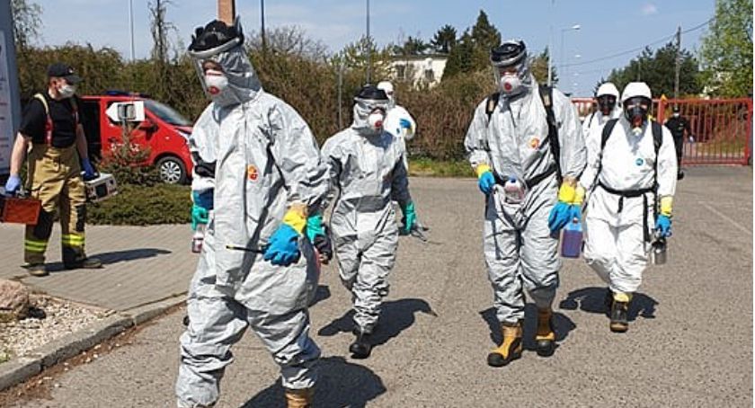 Strażacy pomagają w dezynfekcji Salusa - ZDJĘCIA