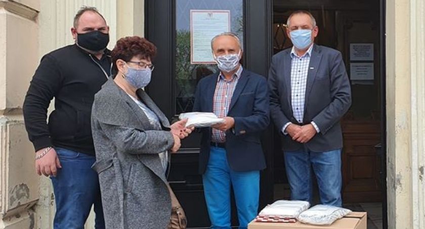 Pani Irena z miejscowości Dzięcioły uszyła dla służby zdrowia ponad 2500 maseczek