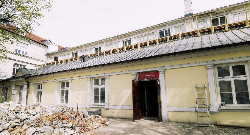 Prace adaptacyjne w dawnej hali Rogatka. Zobacz co budynku będzie miało swoją siedzibę
