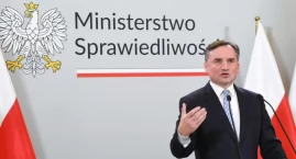 Zdjęcie przedstawia: Prokurator Generalny przeciwko unijnemu zakazowi samochodów spalinowych – wniosek do TK w obronie praw konstytucyjnych Polaków