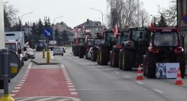 Rolniczy protest na skrzyżowaniu ulicy Łódzkiej i Szlaku Bursztynowego