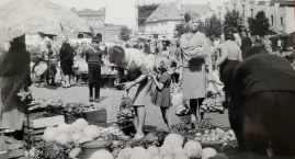 Zdjęcie przedstawia: Targowisko "Pod Tęczą" - 61 lat temu