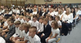Nowy rok szkolny z nowymi boiskami sportowymi w szkole w Kokaninie