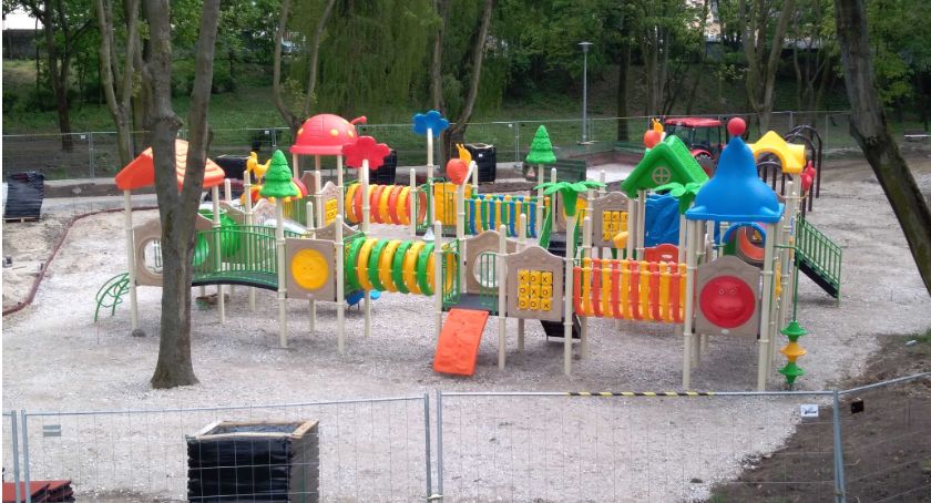 Park z nowoczesnymi zabawkami i tyrolką jest na ukończeniu. Podoba się Wam?