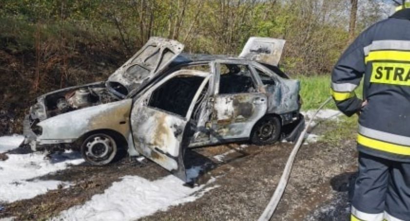 Samochód spłonął doszczętnie. Gasiły go dwa zastępy
