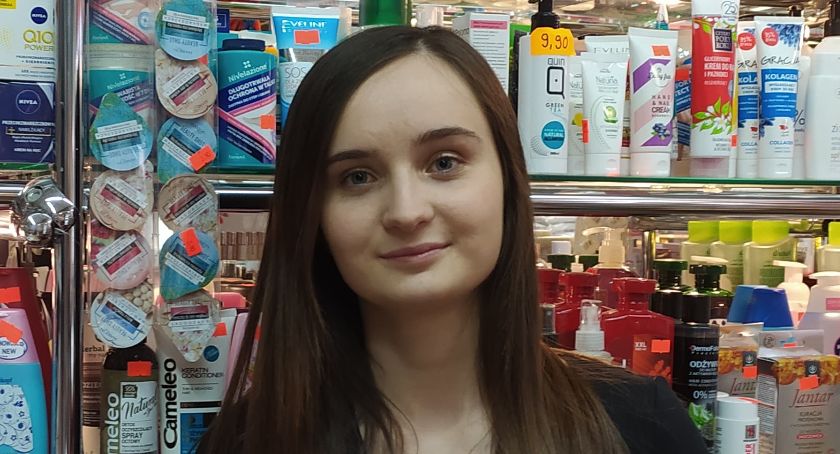 Natalia Rucka jest ekspedientką w drogerii. Działa także w OSP Parlin 